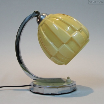 LÁMPARA DE SOBREMESA - Lámpara en metal cromado y lacado con pantalla en opalina ámbar.
